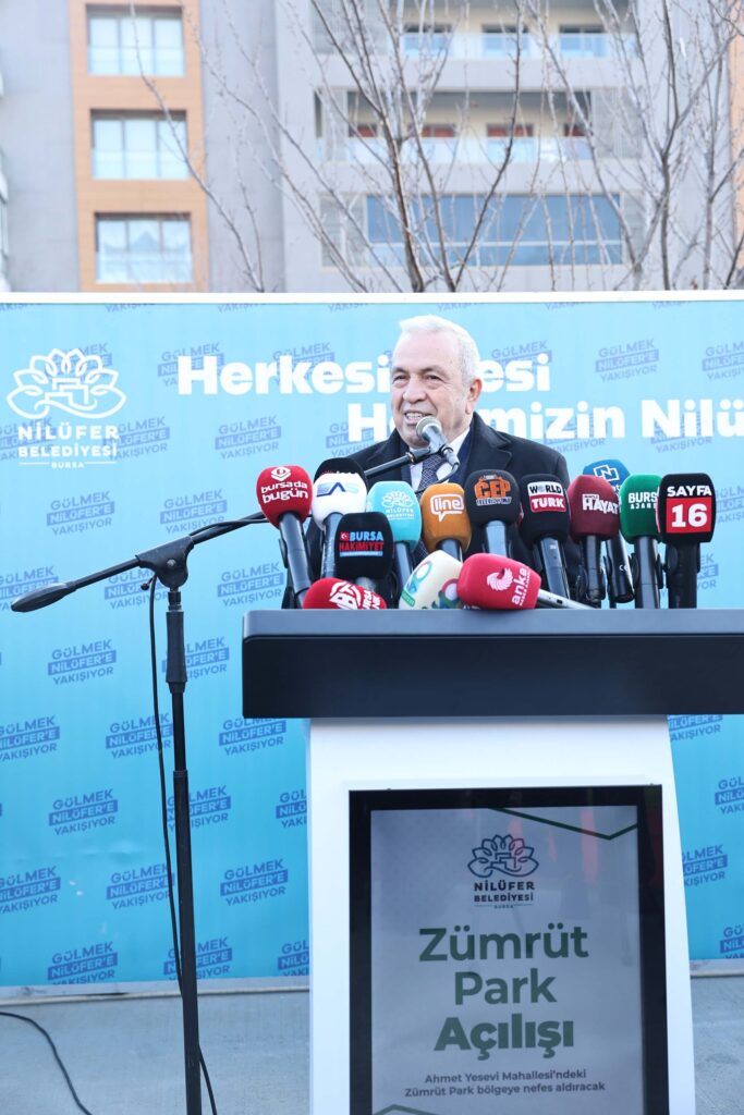 Nilüfer Belediyesi, kent sakinlerinin yaşam kalitesini artırmaya yönelik yatırımlarına bir yenisini daha ekledi. Ahmet Yesevi Mahallesi’nde, yapımı 5 ay gibi kısa bir sürede tamamlanan Zümrüt Çocuk, Oyun ve Dinlenme Parkı ve parkın hemen yanında yer alan ikinci Nilbel Kafe, düzenlenen törenle hizmete açıldı. 