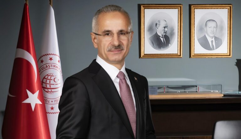 Ulaştırma ve Altyapı Bakanı Abdulkadir Uraloğlu, uluslararası hakemli dergi “Ulaştırma ve Altyapı”nın ilk sayısının yayımlandığını duyurdu. Bakan Uraloğlu, “İlk sayımızda ülkemizin büyük ulaşım projelerinden Kalkınma Yolu projesi tüm yönleriyle ele alındı.” dedi. Uraloğlu ayrıca, ikinci sayıda ulaştırma sistemlerinde sürdürülebilirlik konusunun işleneceğini de belirtti.