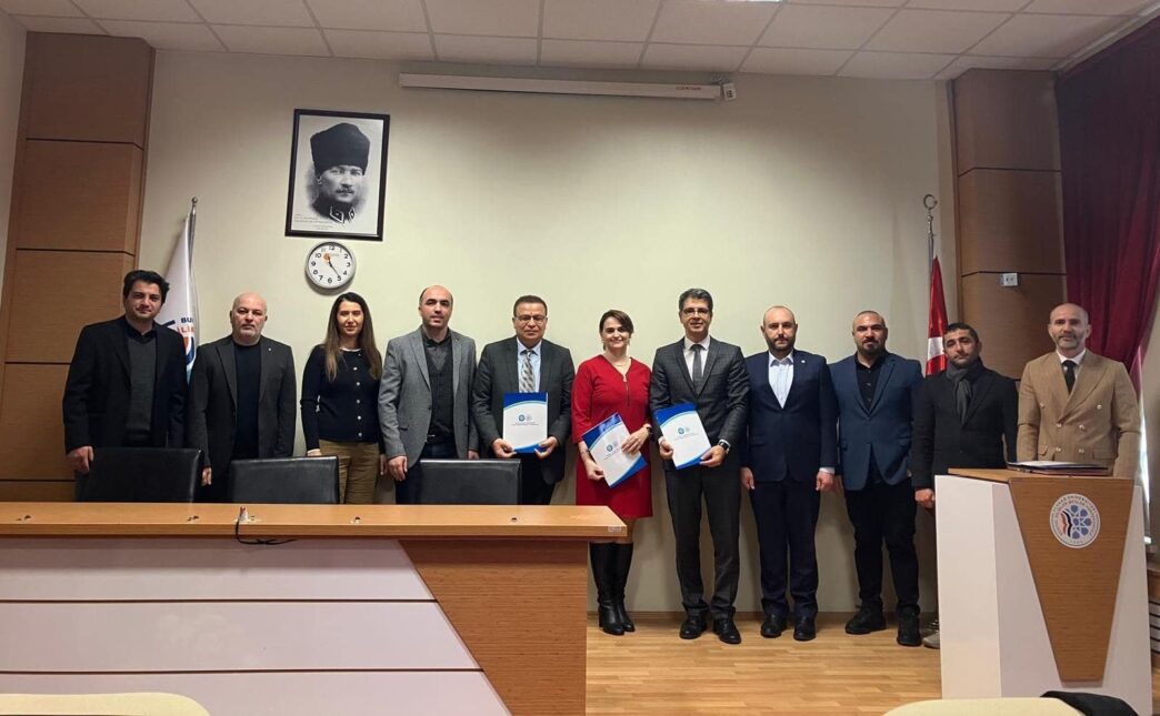 Türkiye’nin en kalabalık öğrenci nüfuslarından birine sahip olan Bursa Uludağ Üniversitesi (BUÜ), öğrencilerin staj ve uygulama dersleri konusunda avantaj sağlamaları için toplumun her kesimi ile özel projelere imza atmaya devam ediyor.