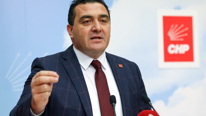 Sivas Koyulhisar’da kamu ve özel kurumlar ilçeden birer birer ayrılıyor veya başka ilçelere bağlanıyor. CHP Genel Başkan Yardımcısı ve Sivas Milletvekili Karasu, son olarak ilçedeki vatandaşların yararlandığı PTT’nin personel sayısının azaltıldığını belirterek, “Koyulhisar sahipsiz değil” diyerek konuyu Meclis gündemine taşıdı.