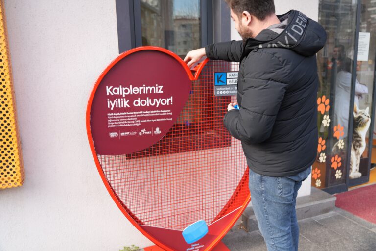 Kadıköy Belediyesi, ihtiyaç sahiplerine akülü tekerlekli sandalye desteği için “Kalplerimiz iyilik doluyor” kampanyası başlattı.