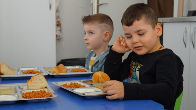 Çalışan annelerin en fazla ihtiyaç duyduğu kreş sorununa çözüm üreten Kemalpaşa Belediyesi, 5 gündüz bakımevi ile eğitim öğretim döneminin 2’nci yarısında yüzlerce miniğe kucak açtı