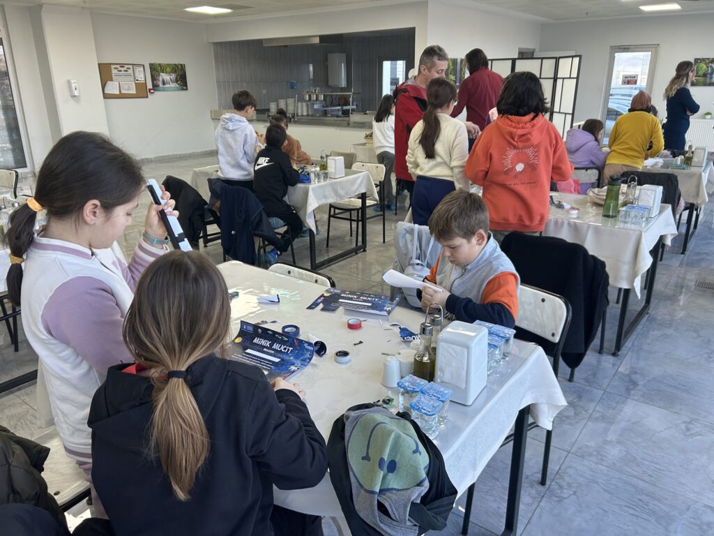  Bursa Büyükşehir Belediyesi tarafından düzenlenen ‘Yarıyıl Şenliği’ etkinlikleri kapsamında yaklaşık 200 öğrenci, kentin önde gelen fabrikalarını gezerek üretim süreçlerini yerinde gözlemledi.