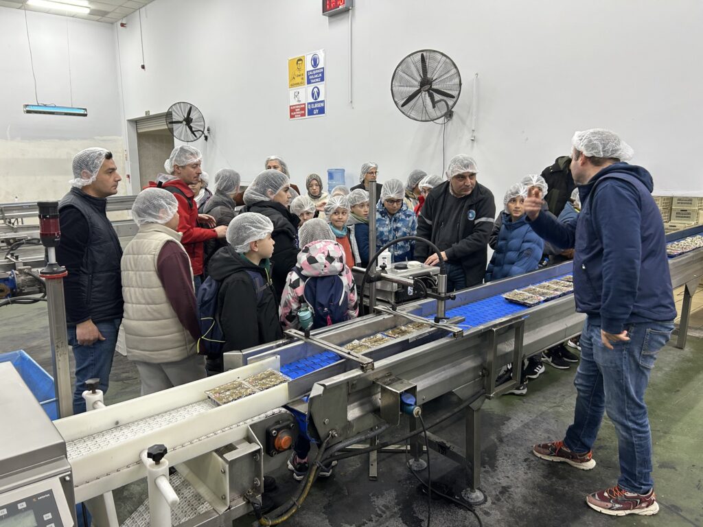 Bursa Büyükşehir Belediyesi tarafından düzenlenen ‘Yarıyıl Şenliği’ etkinlikleri kapsamında yaklaşık 200 öğrenci, kentin önde gelen fabrikalarını gezerek üretim süreçlerini yerinde gözlemledi.