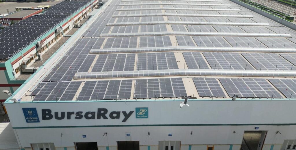 Bursa’da daha sağlıklı bir gelecek için yenilenebilir enerji yatırımlarına ağırlık veren Bursa Büyükşehir Belediyesi, BursaRay İşletme ve Bakım Merkezi çatısını güneş panelleri ile donattı. Yıllık 1.500.000 kilovatın üzerinde enerji üretecek olan sistemle, BURULAŞ enerji maliyetlerini önemli ölçüde azaltacak.