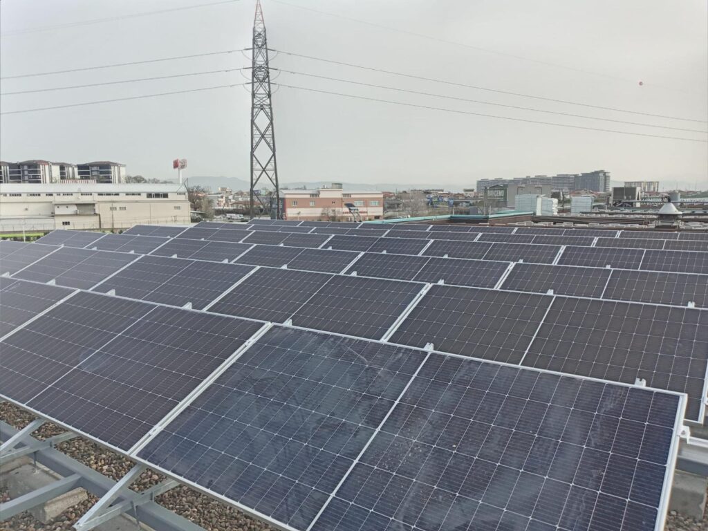 Bursa’da daha sağlıklı bir gelecek için yenilenebilir enerji yatırımlarına ağırlık veren Bursa Büyükşehir Belediyesi, BursaRay İşletme ve Bakım Merkezi çatısını güneş panelleri ile donattı. Yıllık 1.500.000 kilovatın üzerinde enerji üretecek olan sistemle, BURULAŞ enerji maliyetlerini önemli ölçüde azaltacak.