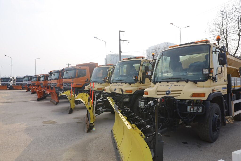 Bursa Büyükşehir Belediyesi, kentte etkili olması beklenen soğuk ve yağışlı havaya karşı kent merkezinin yanı sıra tüm ilçelerde tedbirlerini aldı. Bursa genelinde 169 araç, 101 ekip ve toplam 535 personelle iki vardiya halinde ekiplerini hazırlayan Büyükşehir Belediyesi, 24 saat esasına göre hizmet vermek için tüm planlamasını yaptı.