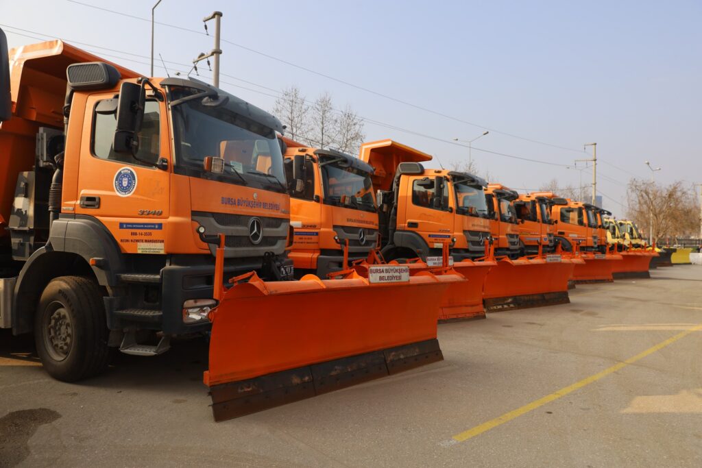 Bursa Büyükşehir Belediyesi, kentte etkili olması beklenen soğuk ve yağışlı havaya karşı kent merkezinin yanı sıra tüm ilçelerde tedbirlerini aldı. Bursa genelinde 169 araç, 101 ekip ve toplam 535 personelle iki vardiya halinde ekiplerini hazırlayan Büyükşehir Belediyesi, 24 saat esasına göre hizmet vermek için tüm planlamasını yaptı.