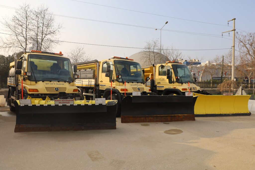 Bursa Büyükşehir Belediyesi, kentte etkili olması beklenen soğuk ve yağışlı havaya karşı kent merkezinin yanı sıra tüm ilçelerde tedbirlerini aldı. Bursa genelinde 169 araç, 101 ekip ve toplam 535 personelle iki vardiya halinde ekiplerini hazırlayan Büyükşehir Belediyesi, 24 saat esasına göre hizmet vermek için tüm planlamasını yaptı.