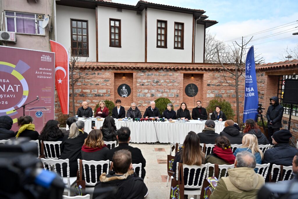  Bursa Büyükşehir Belediyesi tarafından sanatçıların özgün üretimlerini desteklemek ve sanatçılarla halkı buluşturmak amacıyla 4-12 Şubat tarihleri arasında ‘Bursa Sanat Çalıştayı’ düzenleniyor. Yenilenen yüzüyle hizmete açılan Mehmet Âkif Ersoy Kültürevi’nde gerçekleşecek çalıştay, bu yıl resim sanatının yaşamın her alanına nüfuz etmesini amaçlıyor.