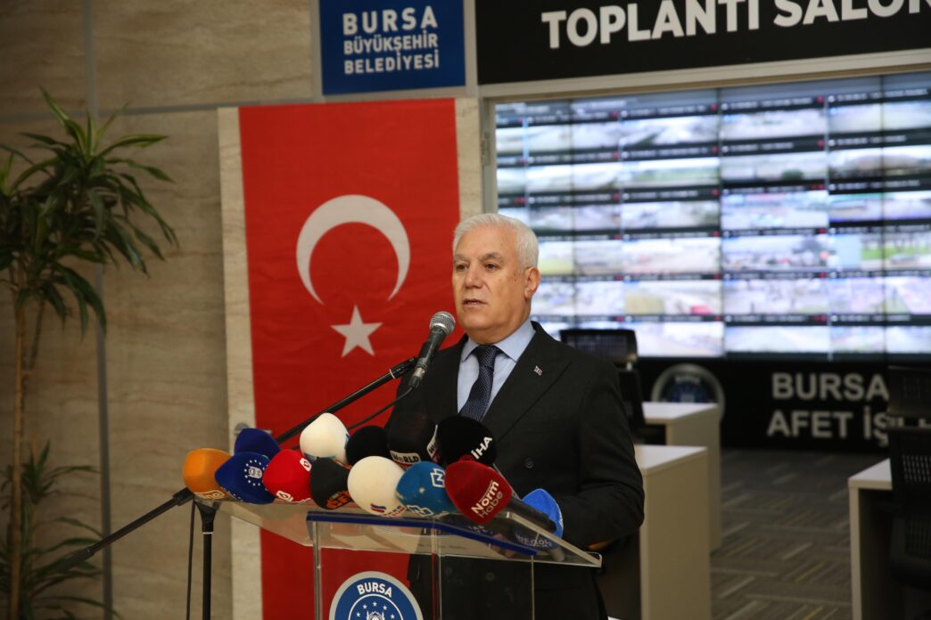 Bursa Büyükşehir Belediyesi, kenti afetlere karşı daha hazırlıklı, güçlü ve dirençli bir yapıya kavuşturmak adına önemli bir adım daha atarak Afet Koordinasyon Merkezi’ni (AKOM) faaliyete geçirdi. Kente dair tüm verilerin AKOM’da toplanacağını anlatan Başkan Mustafa Bozbey, “Olası afet durumunda elde edilen veriler AKOM’a aktarılacak ve ilk müdahaleler AFAD ile koordinasyon içerisinde yapılacak. Birlikte güç oluşturularak en kısa sürede müdahale edilecek” dedi.