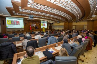 Bursa Büyükşehir Belediyesi İnsan Kaynakları ve Eğitim Dairesi Başkanlığına bağlı Personel Geliştirme Şube Müdürlüğü tarafından personelin mesleki ve kişisel yetkinliklerini artırmak amacıyla 2025 yılı içerisinde planlanan yüzlerce eğitim hız kesmeden devam ediyor. Söz konusu eğitimlere ‘Protokol Bilgisi ve Resmi Makamlarda Protokol Kuralları’ eğitimi ile devam edildi.
