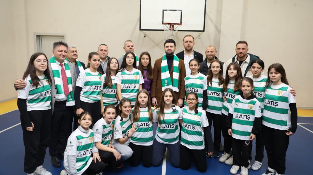 Bursa Büyükşehir Belediyesi Başkanvekili Yalçın Işıkyıldız, Bursaspor Başkanı Enes Çelik ve futbolcularla birlikte ‘İlk formam, ilk aşkım’ kampanyası kapsamında ilkokul öğrencilerine Bursaspor forması dağıttı.