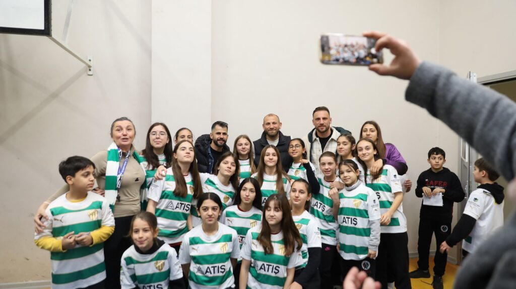 Bursa Büyükşehir Belediyesi Başkanvekili Yalçın Işıkyıldız, Bursaspor Başkanı Enes Çelik ve futbolcularla birlikte ‘İlk formam, ilk aşkım’ kampanyası kapsamında ilkokul öğrencilerine Bursaspor forması dağıttı.