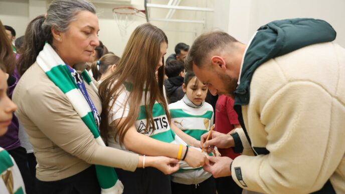 Bursa Büyükşehir Belediyesi Başkanvekili Yalçın Işıkyıldız, Bursaspor Başkanı Enes Çelik ve futbolcularla birlikte ‘İlk formam, ilk aşkım’ kampanyası kapsamında ilkokul öğrencilerine Bursaspor forması dağıttı.
