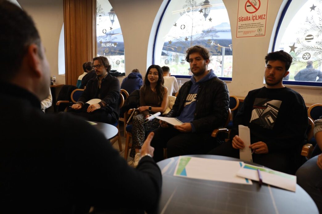 Bursa Büyükşehir Belediyesi, gençlerin karar alma sürecine daha aktif katılım sağlamaları amacıyla ‘Genç Fikirler Buluşuyor’ projesini başlattı. Burfaş B Kafe’de bir araya gelen gençler, yapılabilecek çalışmalar ve aktiviteler üzerine fikir alışverişinde bulundu.