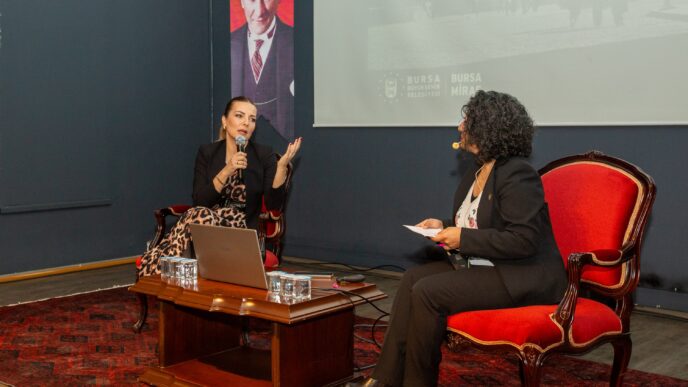 Bursa Büyükşehir Belediyesi tarafından kültürel mirası kayıt altına alma çalışmaları kapsamında başlatılan ‘Bursa Bellek- Kent Söyleşileri’nin konuğu ünlü oyuncu ve sunucu Burcu Kara oldu.