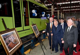 Bursa Büyükşehir Belediyesi’nin kent ulaşımını daha modern, çevreci ve erişilebilir hale getirme hedefiyle çalışmalarını sürdüren ulaşım şirketi BURULAŞ, 27. kuruluş yıl dönümünü kutluyor. Ulaşım filosunu gençleştirdiklerini ve daha konforlu hale getirdiklerini söyleyen Başkan Mustafa Bozbey, “BURULAŞ olarak Bursa’mızın deniz ulaşımında yeni bir sayfa açıyoruz. 2 adet kruvaziyer gemi alarak kentimizin deniz ticareti ve turizmine güç katıyoruz” dedi.