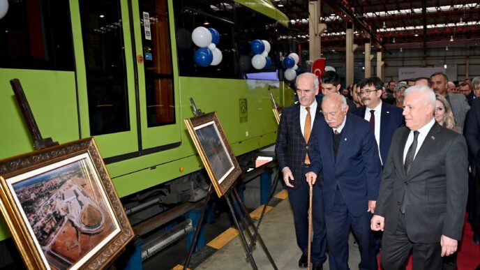 Bursa Büyükşehir Belediyesi’nin kent ulaşımını daha modern, çevreci ve erişilebilir hale getirme hedefiyle çalışmalarını sürdüren ulaşım şirketi BURULAŞ, 27. kuruluş yıl dönümünü kutluyor. Ulaşım filosunu gençleştirdiklerini ve daha konforlu hale getirdiklerini söyleyen Başkan Mustafa Bozbey, “BURULAŞ olarak Bursa’mızın deniz ulaşımında yeni bir sayfa açıyoruz. 2 adet kruvaziyer gemi alarak kentimizin deniz ticareti ve turizmine güç katıyoruz” dedi.