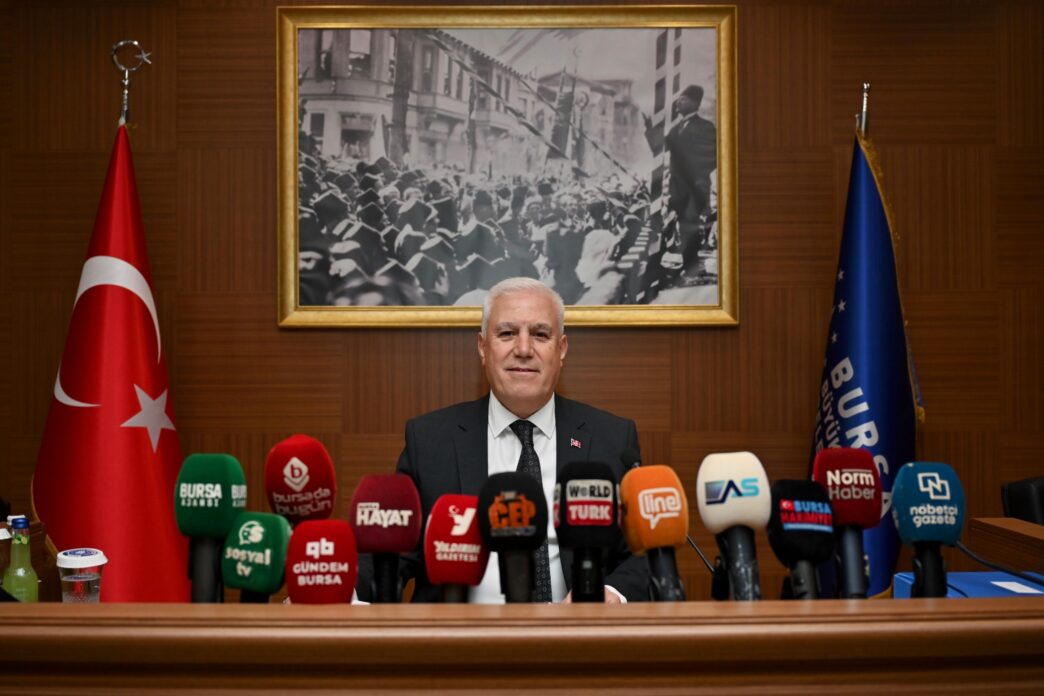Bursa Büyükşehir Belediye Başkanı Mustafa Bozbey, Büyükşehir Belediye Meclis toplantısında gündeme getirilen iddialara yanıt vererek, “Seçim vaatlerimiz arasında yer alan öğrencilere süt dağıtımı projemizi, İl Milli Eğitim Müdürlüğü’ne uzun zaman önce izin için yazdığımız yazıya yanıt alamadığımız için gerçekleştiremedik. Her çocuğumuzun sağlıklı ve güvenli gıdaya ulaşmasını önemsiyoruz. Bunun için gerekeni yapmaya hazır olduğumuzu hemşehrilerimizin bilmesini isterim” dedi.