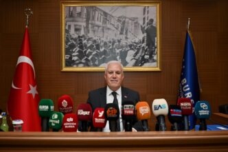 Bursa Büyükşehir Belediye Başkanı Mustafa Bozbey, Büyükşehir Belediye Meclis toplantısında gündeme getirilen iddialara yanıt vererek, “Seçim vaatlerimiz arasında yer alan öğrencilere süt dağıtımı projemizi, İl Milli Eğitim Müdürlüğü’ne uzun zaman önce izin için yazdığımız yazıya yanıt alamadığımız için gerçekleştiremedik. Her çocuğumuzun sağlıklı ve güvenli gıdaya ulaşmasını önemsiyoruz. Bunun için gerekeni yapmaya hazır olduğumuzu hemşehrilerimizin bilmesini isterim” dedi.