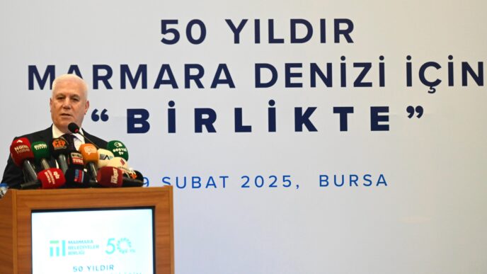 Bursa Büyükşehir Belediye Başkanı Mustafa Bozbey, Marmara Denizi’nin "Ben ölüyorum, can çekişiyorum. Bir şeyler yapın. Tedbirleri etkili bir şekilde alın" dediğini söyleyerek, “Marmara’nın çığlığını duymazdan gelemeyiz. Yerel ve genel idarenin kol kola girerek, yan yana durarak, çözüm ortağı olarak sorunları aşabileceğine inanıyorum. 'Marmara hepimizin!’ diyerek herkesi bu mücadelede daha aktif olmaya, duyarlı davranmaya ve kararlı adımlar atmaya davet ediyorum” dedi.