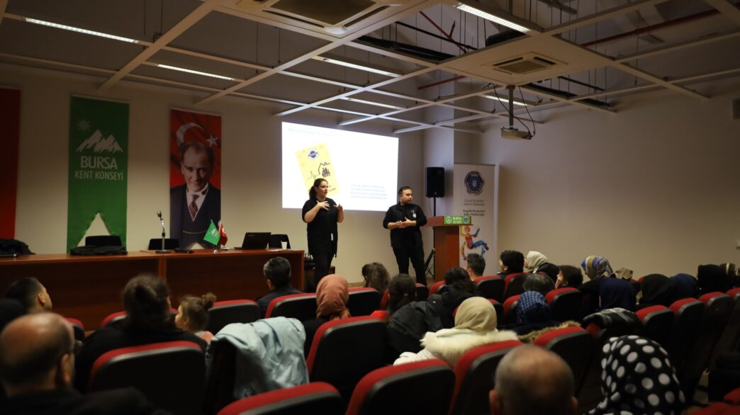 Bursa Büyükşehir Belediyesi Sağlık İşleri Dairesi Başkanlığı, Afet İşleri Dairesi Başkanlığı ve İtfaiye Dairesi Başkanlığı iş birliğiyle özel gereksinimli bireylere yönelik ‘Temel afet bilinci, ilkyardım ve yangın önleme’ eğitimi düzenlendi.
