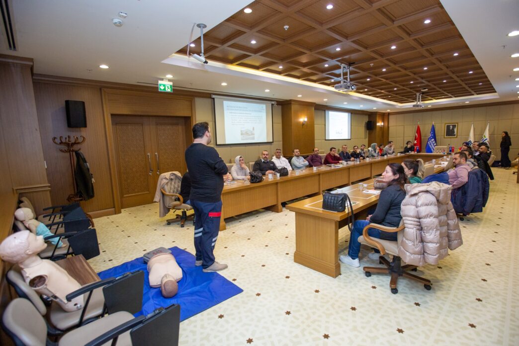  Bursa Büyükşehir Belediyesi Sağlık İşleri Dairesi Başkanlığı Halk Sağlığı ve Sağlıklı Yaşam Şube Müdürlüğü tarafından BURULAŞ, Binted ve AKOM personeline temel ilk yardım eğitimleri verildi.