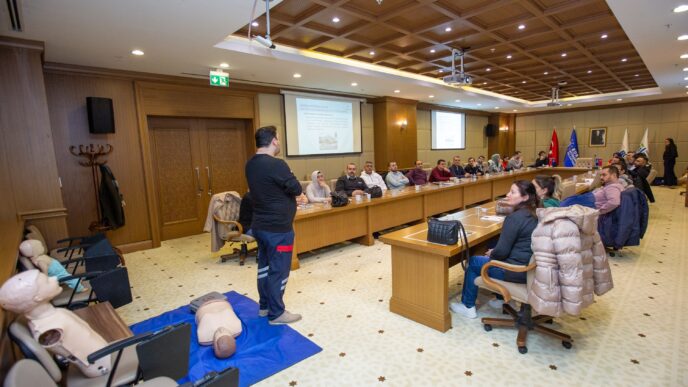  Bursa Büyükşehir Belediyesi Sağlık İşleri Dairesi Başkanlığı Halk Sağlığı ve Sağlıklı Yaşam Şube Müdürlüğü tarafından BURULAŞ, Binted ve AKOM personeline temel ilk yardım eğitimleri verildi.