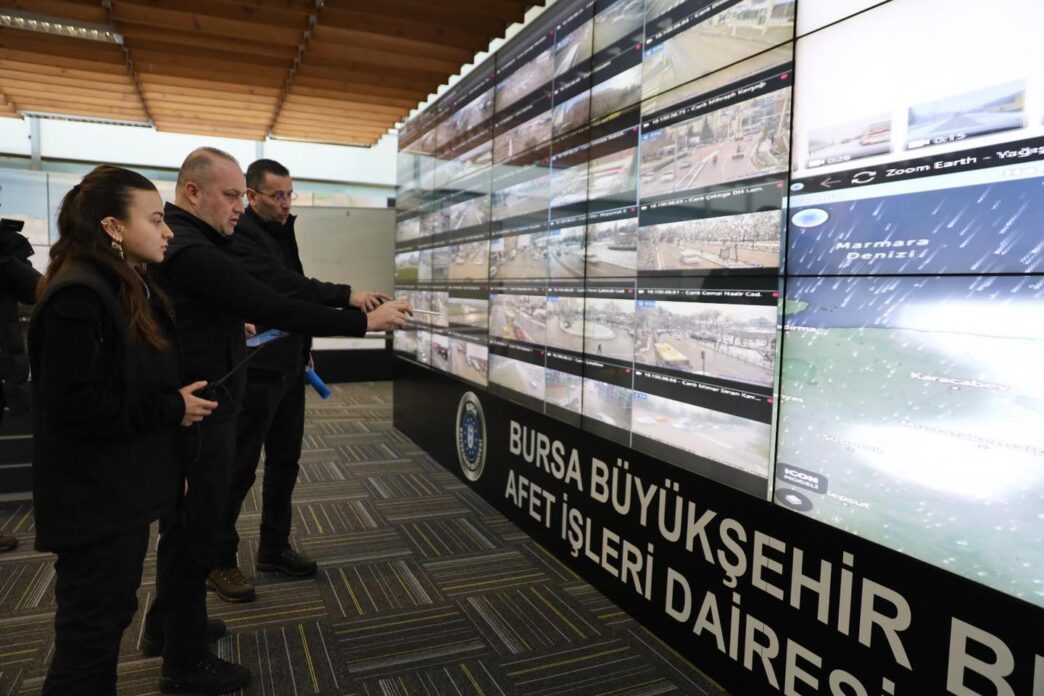 Bursa Büyükşehir Belediyesi ekipleri, 17 ilçedeki karla mücadele çalışmaları kapsamında gün boyunca 143 mahalle yolunu tekrar trafiğe açarken, kapalı mahalle yolu bulunmuyor.