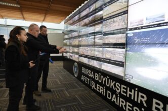 Bursa Büyükşehir Belediyesi ekipleri, 17 ilçedeki karla mücadele çalışmaları kapsamında gün boyunca 143 mahalle yolunu tekrar trafiğe açarken, kapalı mahalle yolu bulunmuyor.