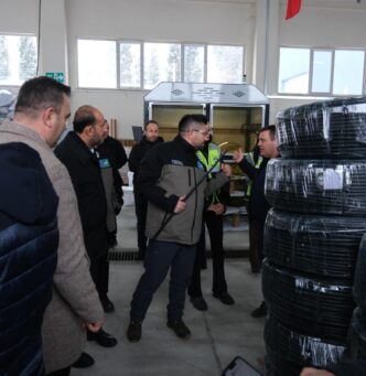 Bursa Büyükşehir Belediyesi’nin Tarım Peyzaj AŞ yatırımıyla kente kazandırdığı Tarım Plast Fabrikası (Damla Sulama Boru Üretim Tesisi), farklı kentlere ve kurumlara örnek olmaya devam ediyor. Üreticiye verdiği destek ve çevreci yaklaşımı ile model olan tesis, Türkiye Belediyeler Birliği Tarım ve Gıda Güvenliği Çalışma Komisyonu üyeleri tarafından incelendi.