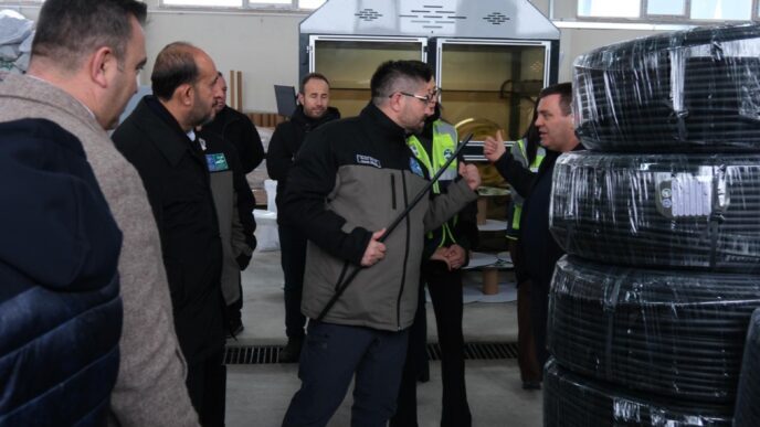 Bursa Büyükşehir Belediyesi’nin Tarım Peyzaj AŞ yatırımıyla kente kazandırdığı Tarım Plast Fabrikası (Damla Sulama Boru Üretim Tesisi), farklı kentlere ve kurumlara örnek olmaya devam ediyor. Üreticiye verdiği destek ve çevreci yaklaşımı ile model olan tesis, Türkiye Belediyeler Birliği Tarım ve Gıda Güvenliği Çalışma Komisyonu üyeleri tarafından incelendi.