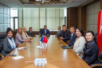 Bursa Büyükşehir Belediyesi Genel Sekreteri Doç. Dr. Ergül Halisçelik, TÜGİAD Bursa Şubesi tarafından düzenlenen Teknoloji Zirvesi’ne katılmak üzere kente gelen Çin G20 Genç Girişimciler İttifak Başkanı Han Tianqi ve yönetimini ağırladı.