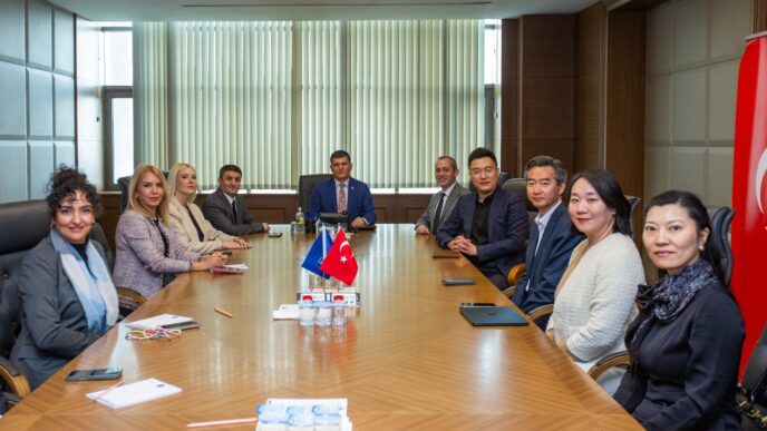 Bursa Büyükşehir Belediyesi Genel Sekreteri Doç. Dr. Ergül Halisçelik, TÜGİAD Bursa Şubesi tarafından düzenlenen Teknoloji Zirvesi’ne katılmak üzere kente gelen Çin G20 Genç Girişimciler İttifak Başkanı Han Tianqi ve yönetimini ağırladı.