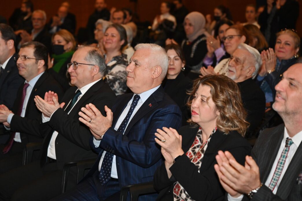 Bursa Büyükşehir Belediye Başkanı Mustafa Bozbey, birkaç yıl içerisinde Bursa’da geceleme sayısını önce 2’ye sonra 3’e çıkarmayı hedeflediklerini anlatarak, “İşte o zaman turizmin gelirlerinden faydalanabiliriz. Bursa’yı 4 mevsim, 12 ay cıvıl cıvıl yaşatmak, festivallerimizi daha iyi ve sürdürülebilir yapmak hepimizin sorumluluğudur” dedi.
