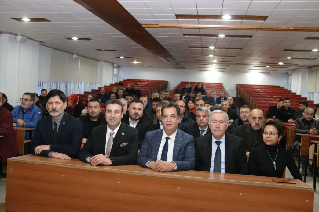 Ak Parti Sivas Milletvekili Rukiye Genç Toy öncülüğünde Esnaf ve Sanatkarlar Odaları Birliği ve Cumhuriyet Üniversitesi işbirliği ile gerçekleştirilen  ‘Esnaf Akademisi’ başladı. Esnaflara ilk dersi ise Cumhuriyet Üniversitesi Rektörü Prof. Dr. Ahmet Şengönül verdi.