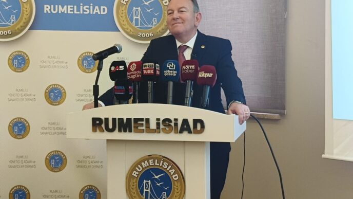 Bursa ve KKTC’nin yanı sıra yurtiçi ve yurtdışındaki partner acentalarıyla büyük bir yapıya sahip olan Gayrimenkul Yeri’nin sponsorluğunda ve KKTC’de 35 yıldır sektöründe lider durumunda olan Döveç Group’un ev sahipliğinde  7-9 Şubat tarihleri arasında düzenlenen RUMELİSİAD KKTC Ekonomi ve Yatırım Zirvesi, deprem şehitlerini anma ve protokol ziyaretleriyle başladı. 