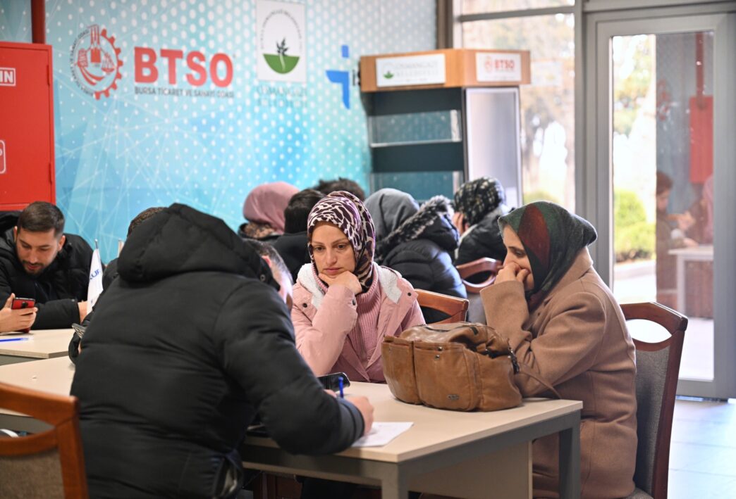 Bursa Ticaret ve Sanayi Odası (BTSO), iş arayanlarla işverenleri buluşturarak nitelikli istihdama katkı sağlamaya devam ediyor. Osmangazi Belediyesi ve Bursa Çalışma ve İş Kurumu (İŞKUR) İl Müdürlüğü iş birliğiyle BTSO Altıparmak İstihdam Merkezi’nde düzenlenen üç ayrı İstihdam Buluşması’nda toplam 700’e yakın iş görüşmesi gerçekleştirildi.