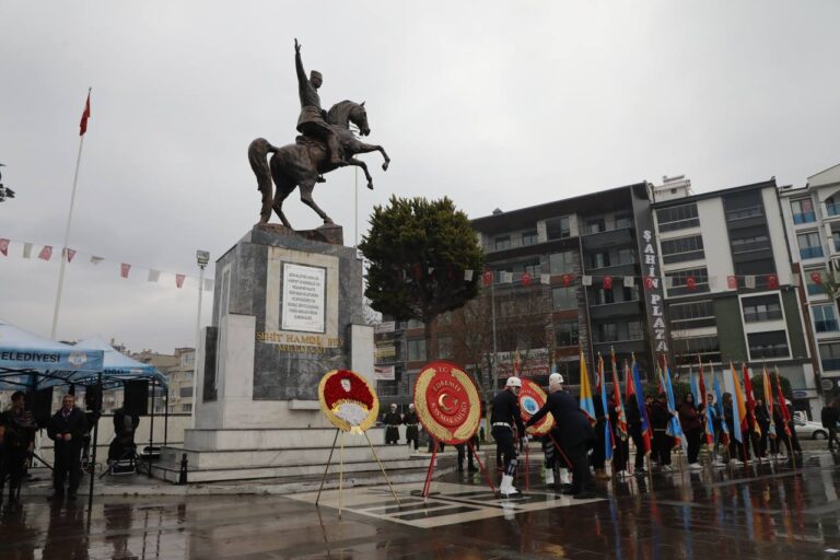 Kuva-yi Milliyeci, Kurtuluş Savaşı kahramanı Edremit Kaymakamı Köprülülü Hamdi Bey’in şehit edilişinin 105. yılında anma töreni düzenlendi. Ulu Önder Gazi Mustafa Kemal Atatürk’ün eseri Nutuk’ta “Akbaş Kahramanı” olarak anılan Kuva-yi Milliyeci Köprülülü Hamdi Bey, isminin verildiği Edremit Şehit Hamdi Bey Meydanı’ndaki törende saygı ve minnetle yad edildi.