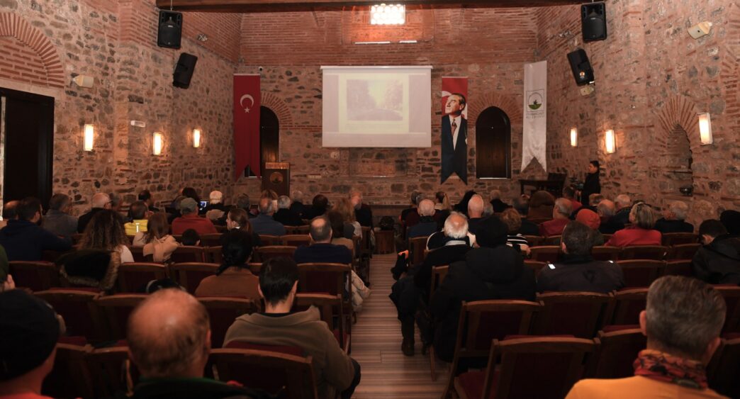 Osmangazi Belediyesi tarafından düzenlenen Olimpos’tan Uludağ’a adlı söyleşide, Uludağ’ın dünü, bugünü ve doğal güzellikleri konuşuldu.