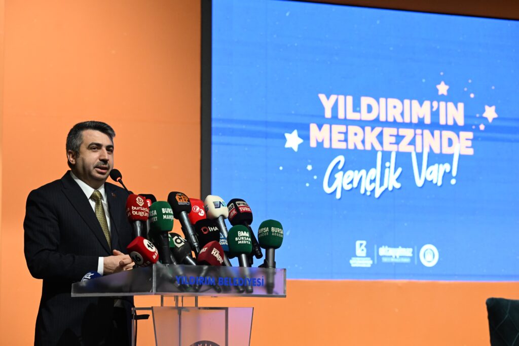 Yıldırım Belediyesi, düşünen, üreten ve geleceğe yön veren bir neslin inşasına katkı sunmak amacıyla üniversiteye hazırlanan öğrencilere yönelik hayata geçirdiği ‘Kütüphaneden Kampüse’ eğitim programının tanıtım toplantısını düzenledi.