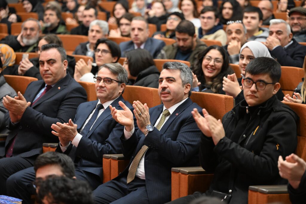 Yıldırım Belediyesi, düşünen, üreten ve geleceğe yön veren bir neslin inşasına katkı sunmak amacıyla üniversiteye hazırlanan öğrencilere yönelik hayata geçirdiği ‘Kütüphaneden Kampüse’ eğitim programının tanıtım toplantısını düzenledi.