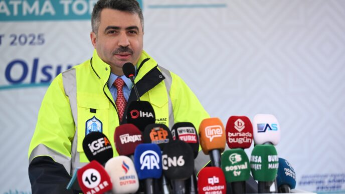 İlçenin 27 farklı noktasında kentsel dönüşüm projesi yürüten Yıldırım Belediyesi, Davutkadı Kentsel Dönüşüm Projesi’nin temelini attı.