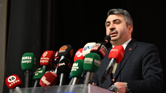 Yıldırım Belediyesi, düşünen, üreten ve geleceğe yön veren bir neslin inşasına katkı sunmak amacıyla üniversiteye hazırlanan öğrencilere yönelik hayata geçirdiği ‘Kütüphaneden Kampüse’ eğitim programının tanıtım toplantısını düzenledi.