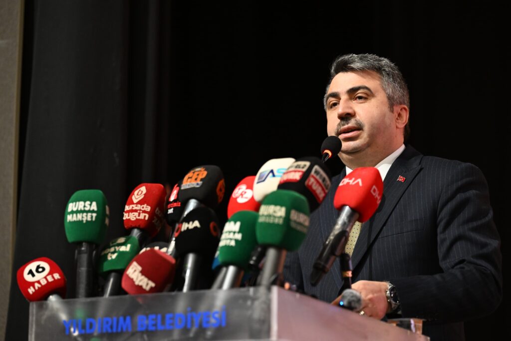 Yıldırım Belediyesi, düşünen, üreten ve geleceğe yön veren bir neslin inşasına katkı sunmak amacıyla üniversiteye hazırlanan öğrencilere yönelik hayata geçirdiği ‘Kütüphaneden Kampüse’ eğitim programının tanıtım toplantısını düzenledi.