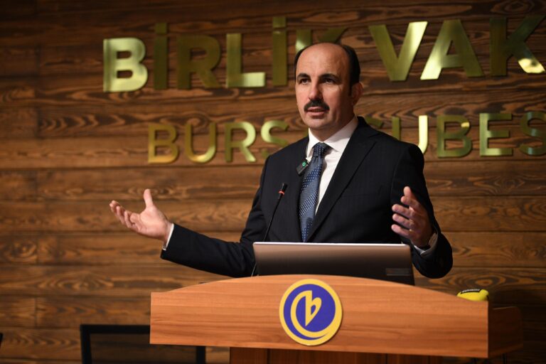 Konya Büyükşehir Belediye Başkanı Uğur İbrahim Altay, Birlik Vakfı Bursa Şubesi’nin Cuma Meclisi programında Konya’nın 6 Şubat 2023’teki depremler sonrası Hatay’da yaptığı örnek çalışmaları anlattı.