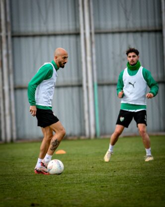 Bursaspor HG Hospital Kahramanmaraşspor ile oynayacağı maçın hazırlıklarına Teknik Direktör Pablo Martin Batalla gözetiminde sabah saatlerinde Özlüce İbrahim Yazıcı Tesisleri’nde yaptığı antrenmanla devam etti.