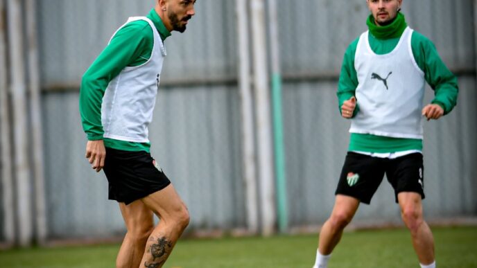 Bursaspor HG Hospital Kahramanmaraşspor ile oynayacağı maçın hazırlıklarına Teknik Direktör Pablo Martin Batalla gözetiminde sabah saatlerinde Özlüce İbrahim Yazıcı Tesisleri’nde yaptığı antrenmanla devam etti.