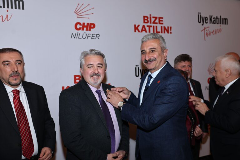 Cumhuriyet Halk Partisi (CHP) Nilüfer İlçe Örgütü, geniş katılımlı bir törenle 450 yeni üyesini parti saflarına kattı. CHP’ye yönelik yoğun ilginin gözler önüne serildiği etkinliğe, Parti Meclisi Üyesi Canan Taşer, CHP Bursa İl Başkanı Nihat Yeşiltaş, Bursa Büyükşehir Belediye Başkanı Mustafa Bozbey, Nilüfer Belediye Başkanı Şadi Özdemir, CHP Nilüfer İlçe Başkanı Özgür Şahin, Kadın Kolları MYK Üyesi Fatma Özgür, Gençlik Kolları MYK Üyesi Hasan Bakmaz, İl Gençlik Kolları Başkanı Berkcan Bora, belediye başkan yardımcıları ve belediye meclis üyeleri katıldı.